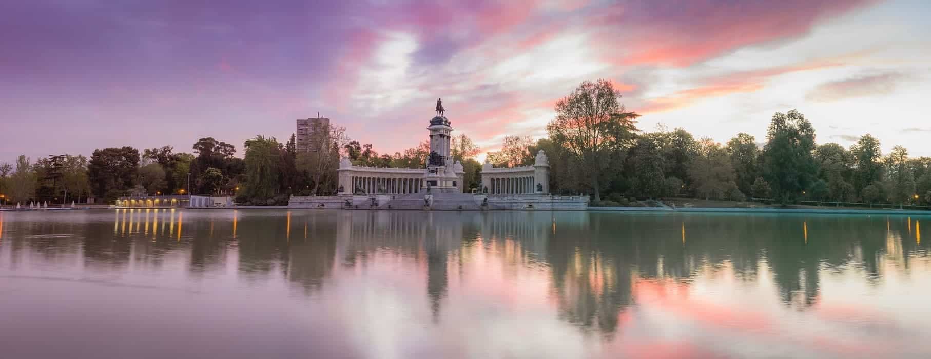 Atardecer en el estanque y monumento del Parque del Retiro