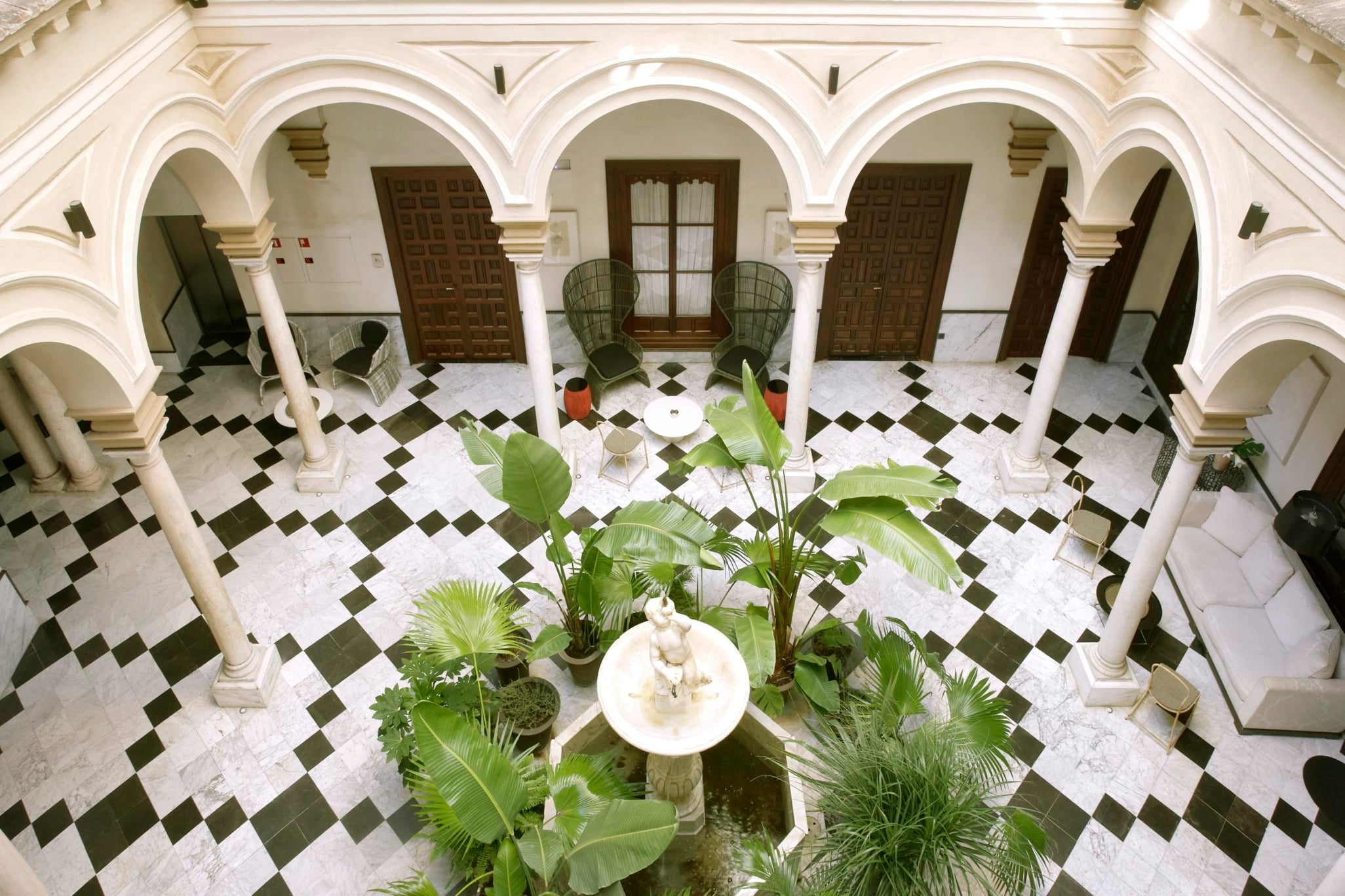Patio à colonnades du Palacio de Villapanés, sol en damier de marbre et fontaine