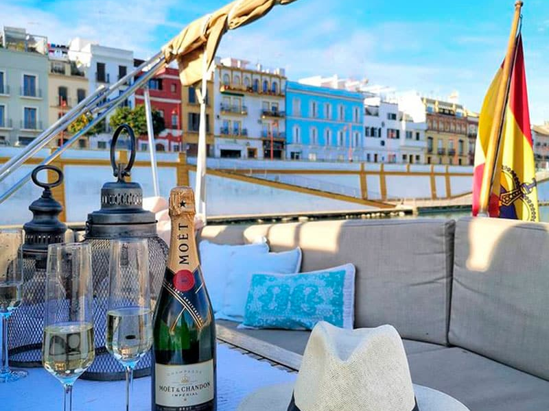 Paseo-privado-en-yate-y-comida-a-bordo